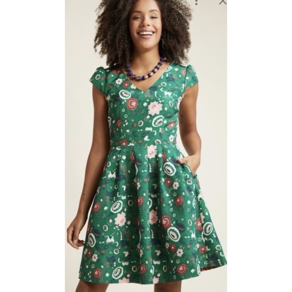 ModCloth Womens Green Floral Print Pleated Dress Size 1X Taffeta Fit Flare